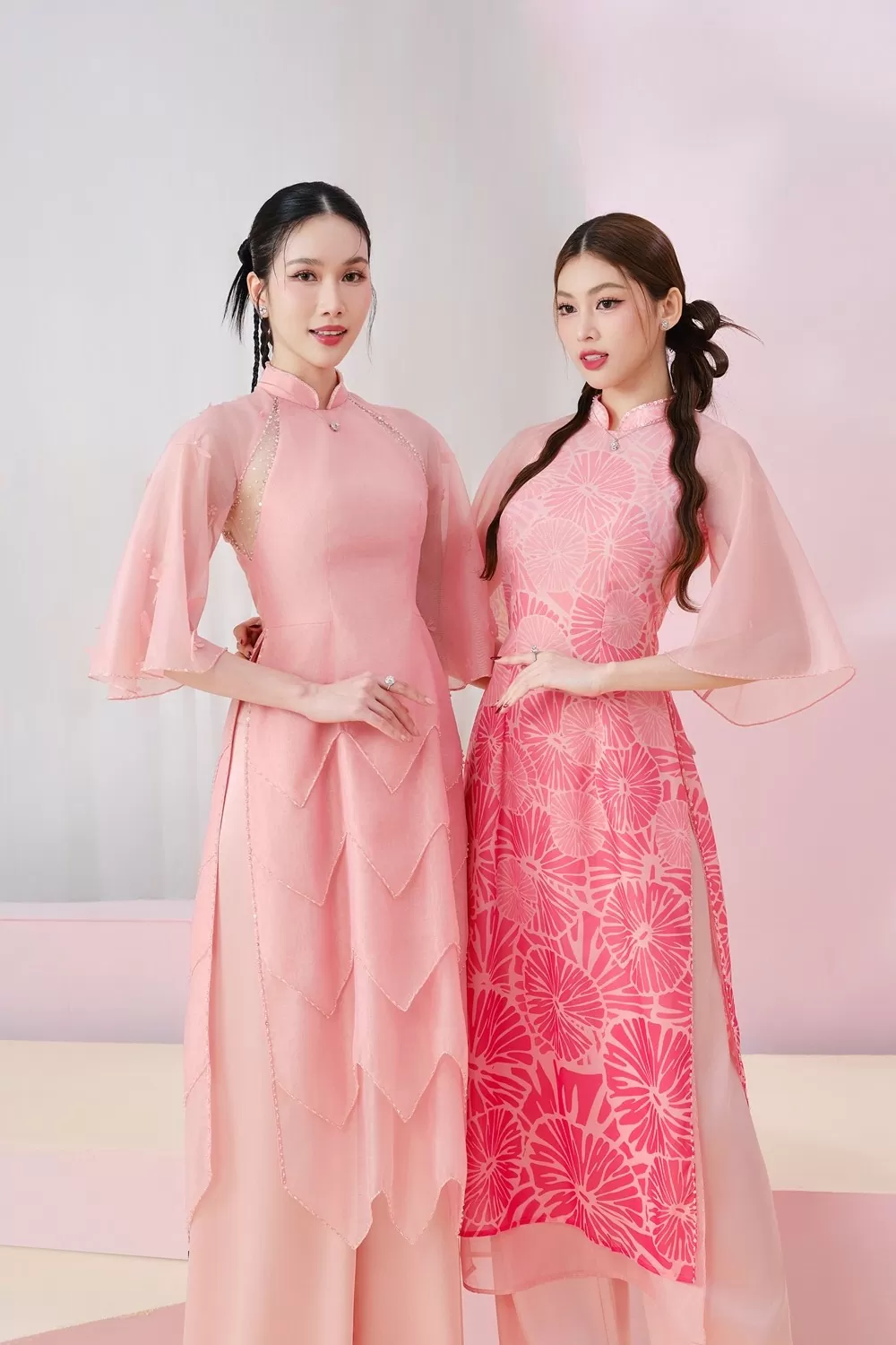 Lương Thùy Linh, Phương Anh 'phá cách' với áo dài Tết thêu đính độc đáo Lương Thùy Linh, Phương Anh 'phá cách' với áo dài Tết thêu đính độc đáo