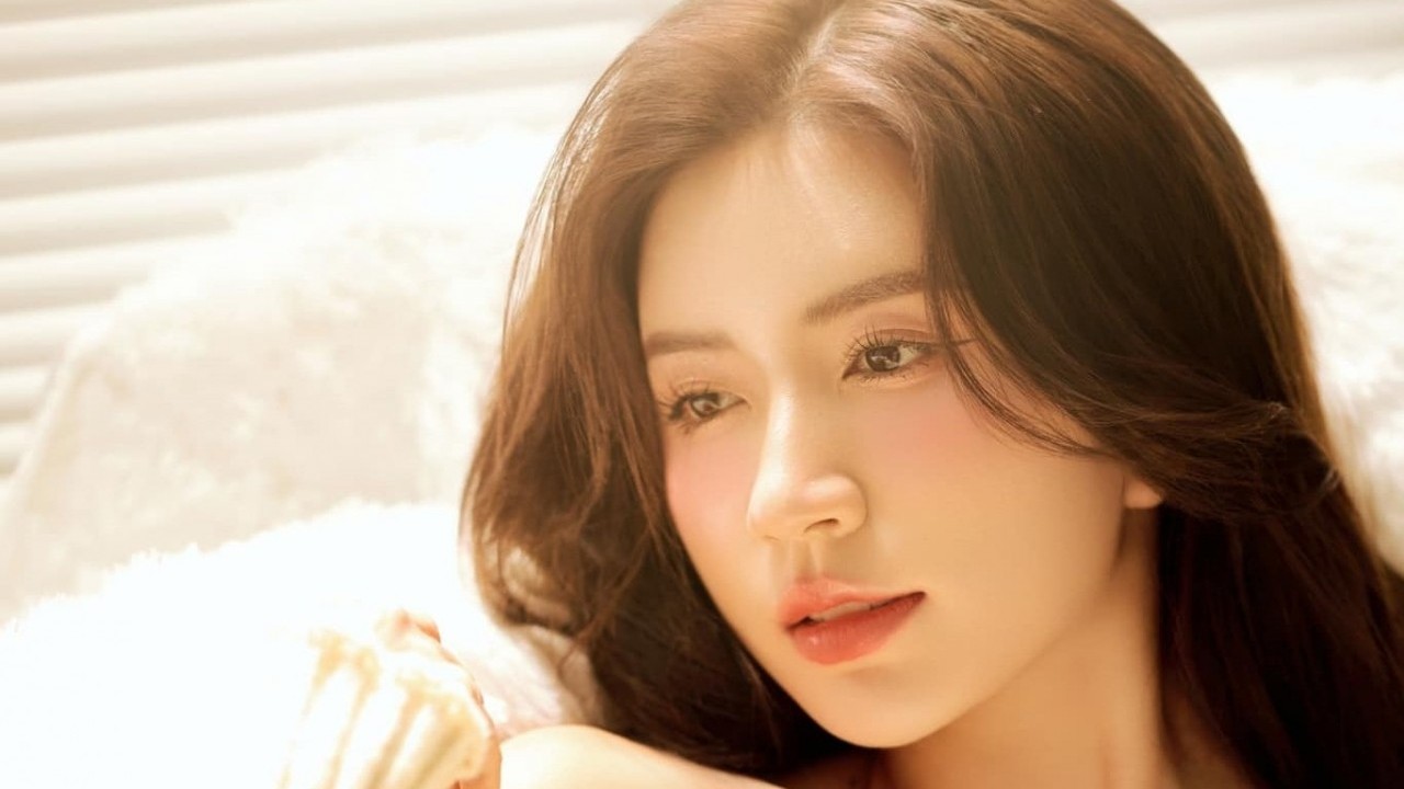 Á hậu Bùi Khánh Linh diện đầm thướt tha khoe eo thon