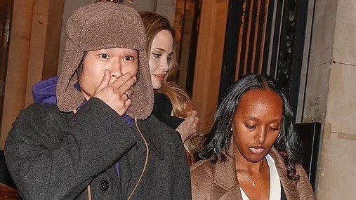 Pax Thiên rời trường quay Paris cùng mẹ Angelina Jolie