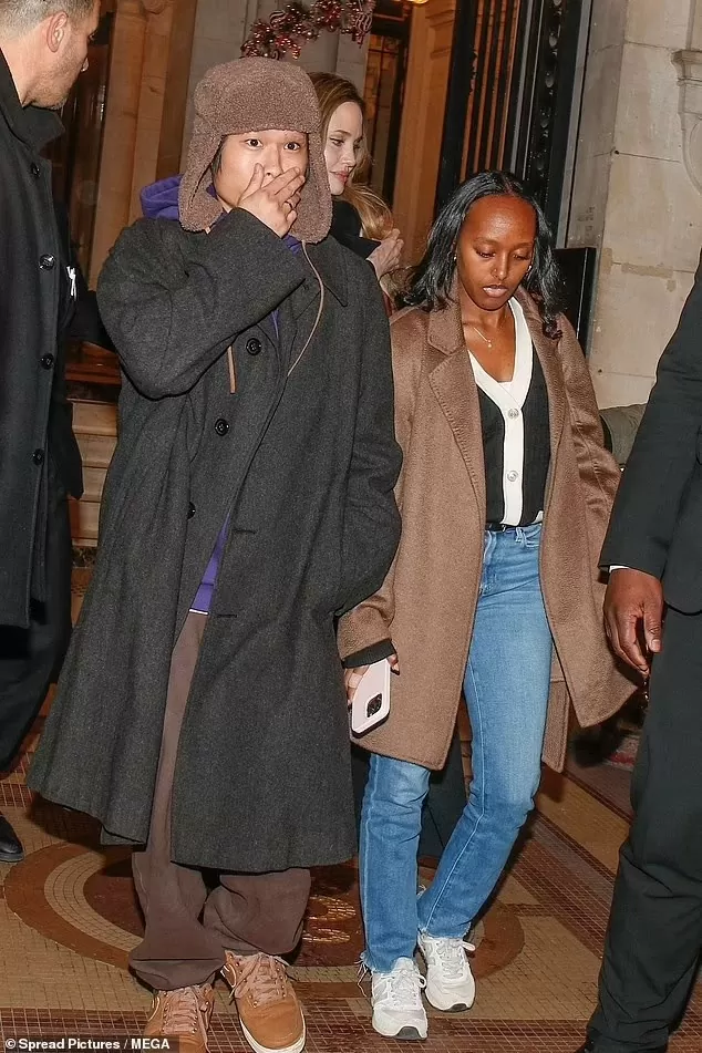 Pax Thiên rời trường quay Paris cùng mẹ Angelina Jolie Pax Thiên rời trường quay Paris cùng mẹ Angelina Jolie