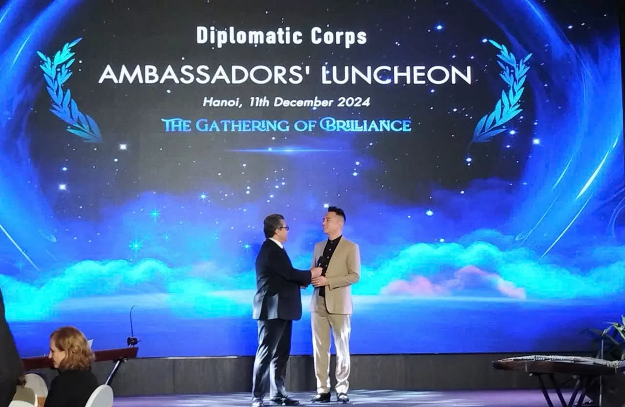 Đại sứ Saadi Salama và nhà thiết kế Đỗ Trịnh Hoài Nam. (Ảnh: Hoài Phương) Đại sứ Saadi Salama và nhà thiết kế Đỗ Trịnh Hoài Nam. (Ảnh: Hoài Phương)