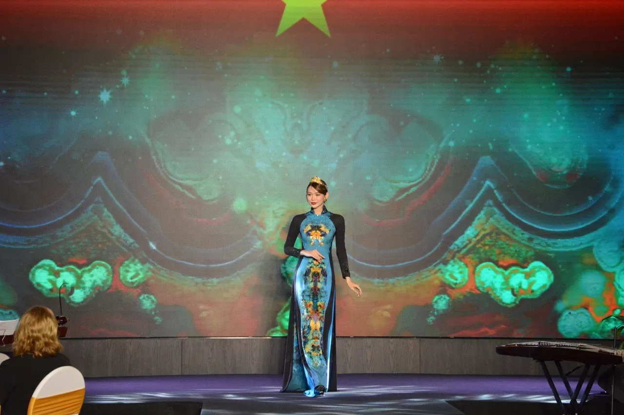 Khi áo dài và âm nhạc truyền thống trở thành ‘sứ giả’ gắn kết các quốc gia Khi áo dài và âm nhạc truyền thống trở thành ‘sứ giả’ gắn kết các quốc gia