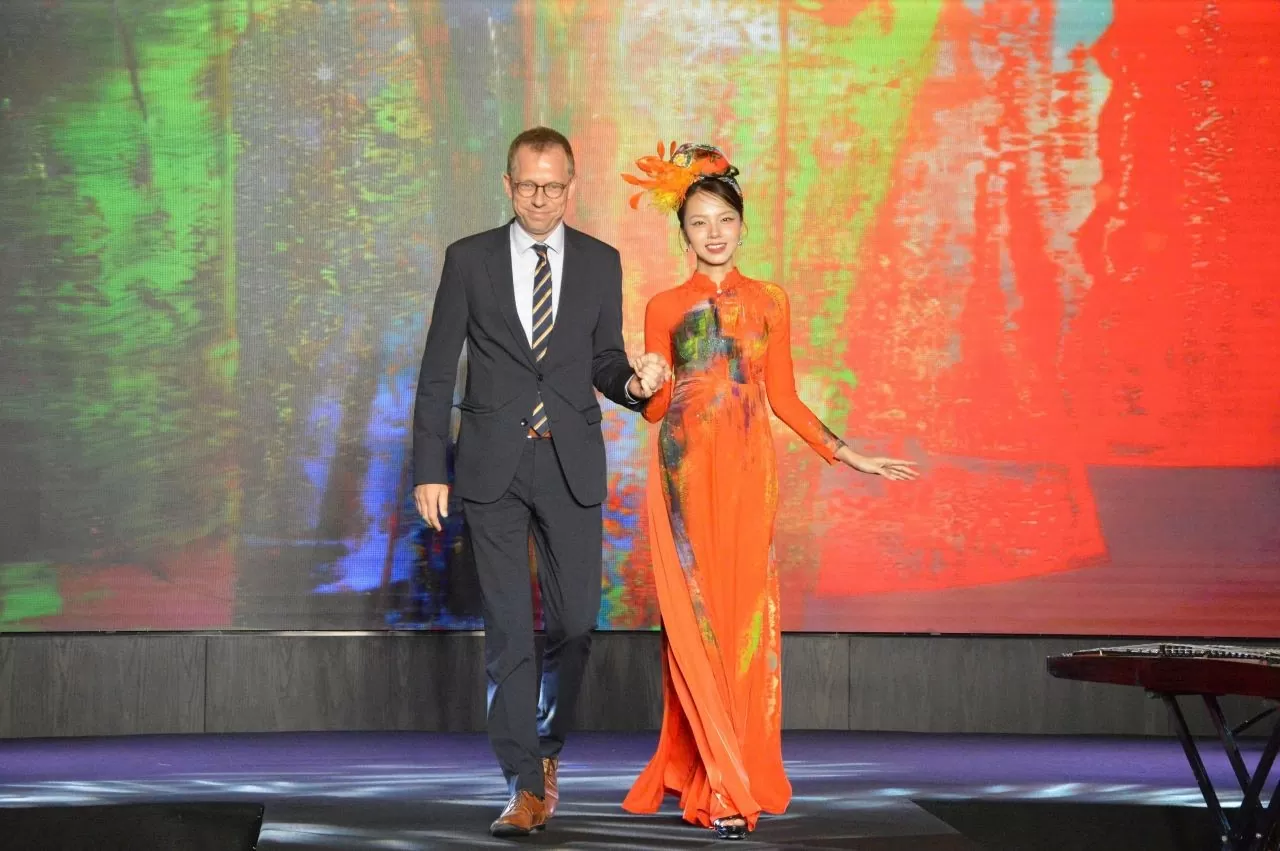 Khi áo dài và âm nhạc truyền thống trở thành ‘sứ giả’ gắn kết các quốc gia Khi áo dài và âm nhạc truyền thống trở thành ‘sứ giả’ gắn kết các quốc gia