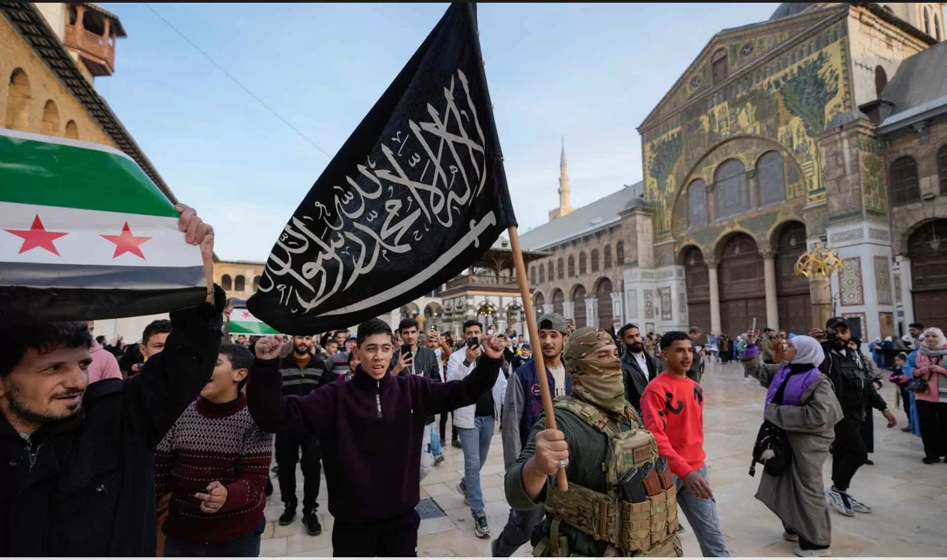 Người dân chào đón khi lực lượng HTS phất cờ tiến vào thủ đô Damascus, ngày 8/12. (Nguồn: AP) Người dân chào đón khi lực lượng HTS phất cờ tiến vào thủ đô Damascus, ngày 8/12. (Nguồn: AP)