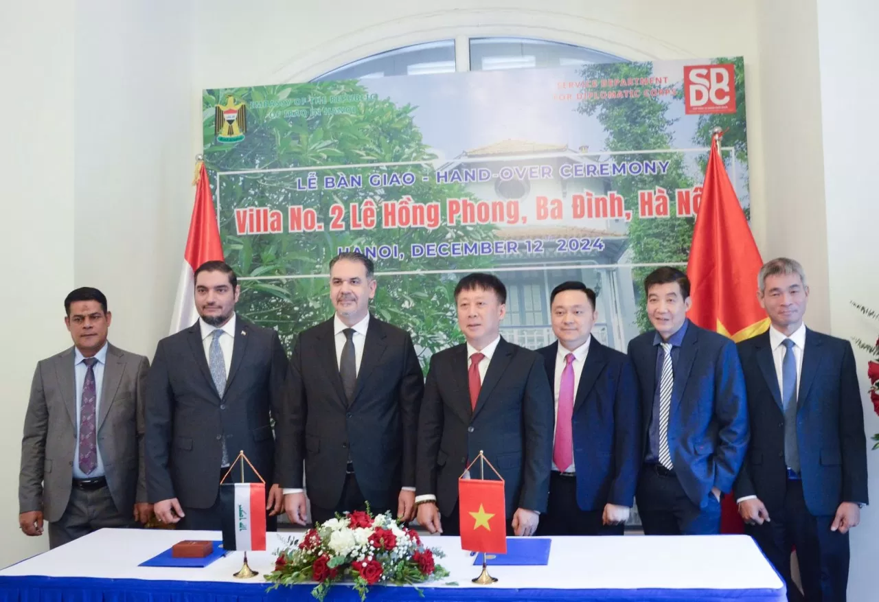 Ông Ngô Phương Nghị, Cục trưởng Cục Phục vụ Ngoại giao và ông Ahmad Moayad Rashad Al-Azzawi, Đại biện Đại sứ quán Iraq tại Việt Nam cùng các đại diện, cán bộ Cục Phục vụ Ngoại giao đoàn và Đại sứ quán Iraq chụp ảnh lưu niệm. (Ảnh: Phạm Hiền) Ông Ngô Phương Nghị, Cục trưởng Cục Phục vụ Ngoại giao và ông Ahmad Moayad Rashad Al-Azzawi, Đại biện Đại sứ quán Iraq tại Việt Nam cùng các đại diện, cán bộ Cục Phục vụ Ngoại giao đoàn và Đại sứ quán Iraq chụp ảnh lưu niệm. (Ảnh: Phạm Hiền)