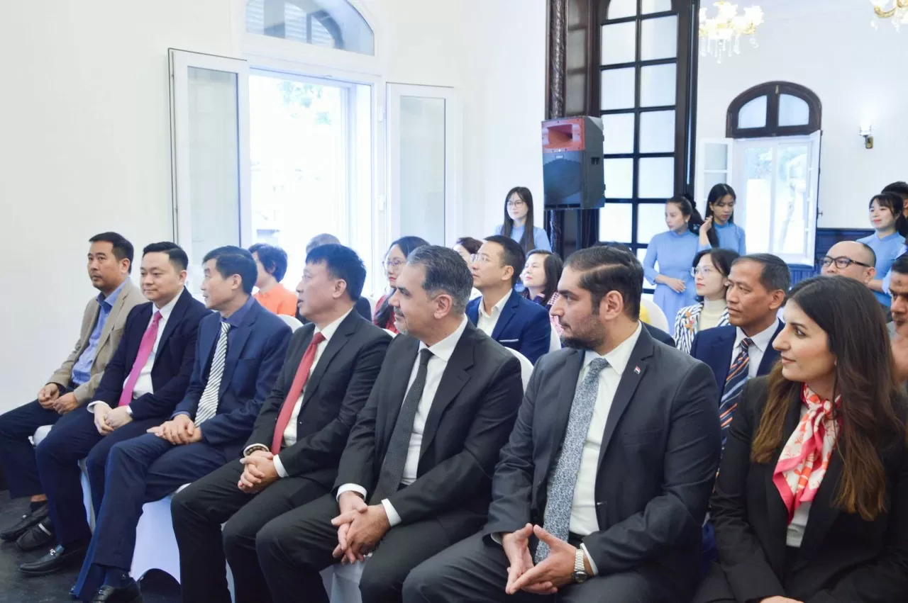 Các cán bộ và nhân viên của Đại sứ quán Iraq và Cục Phục vụ Ngoại giao đoàn trong buổi lễ. (Ảnh: Phạm Hiền) Các cán bộ và nhân viên của Đại sứ quán Iraq và Cục Phục vụ Ngoại giao đoàn trong buổi lễ. (Ảnh: Phạm Hiền)