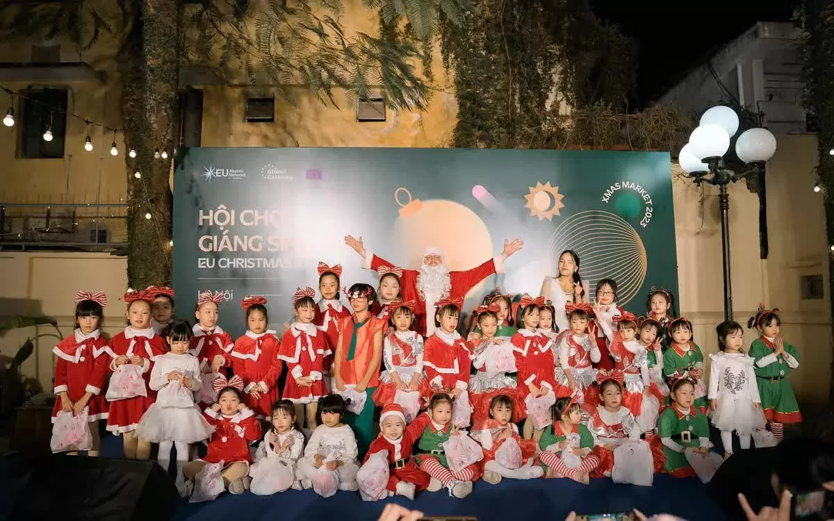 Khám phá không gian Giáng sinh đậm chất châu Âu tại Hội chợ cựu du học sinh EU 2024 Khám phá không gian Giáng sinh đậm chất châu Âu tại Hội chợ cựu du học sinh EU 2024