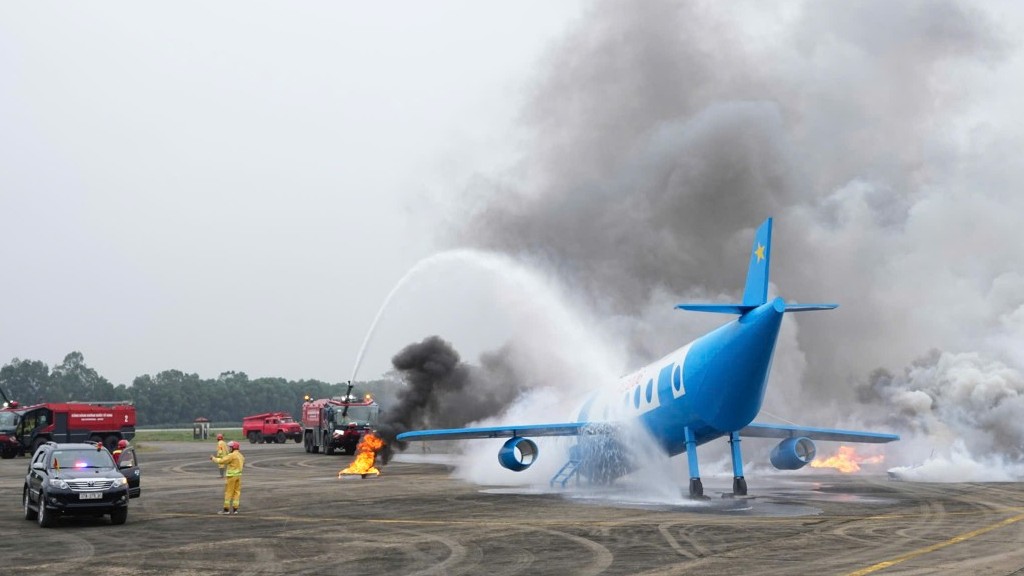 Lần đầu tiên tổ chức thành công diễn tập phương án xử lý tình huống chữa cháy, cứu nạn tàu bay tại sân bay của Việt Nam
