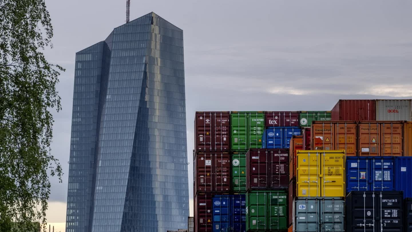 Kinh tế tê liệt, châu Âu lấy đâu ra hàng tỷ USD để... chống Nga?