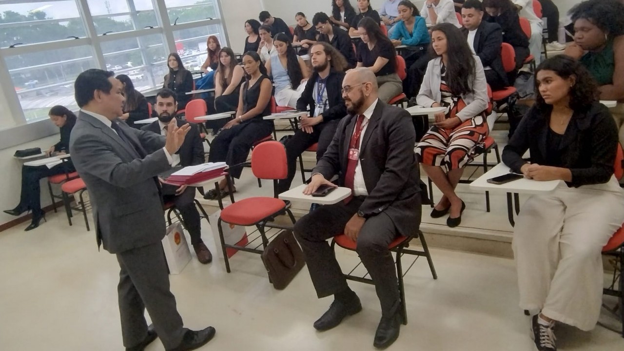 Đại sứ Việt Nam tại Brazil thăm, làm việc tại Viện Giáo dục đại học Brasília