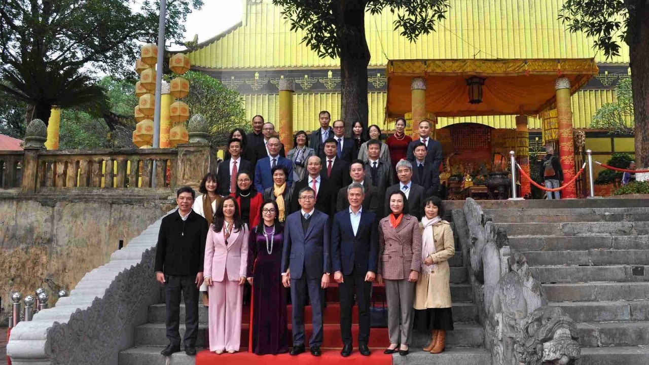 Đoàn Trưởng cơ quan đại diện Việt Nam ở nước ngoài dâng hương tại Hoàng thành Thăng Long và làm việc với UBND TP. Hà Nội