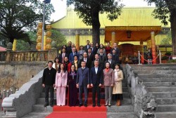 Đoàn Trưởng cơ quan đại diện Việt Nam ở nước ngoài dâng hương tại Hoàng thành Thăng Long và làm việc với UBND TP. Hà Nội