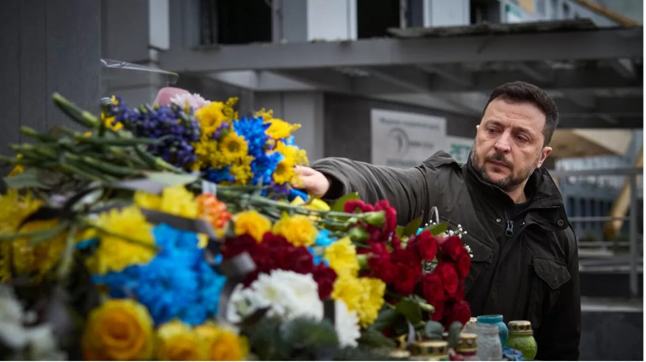 Tổng thống Zelensky đã đến thăm thành phố Zaporizhzhia, nơi vừa hứng chịu một cuộc không kích chết người của Nga. (Nguồn: AFP) Tổng thống Zelensky đã đến thăm thành phố Zaporizhzhia, nơi vừa hứng chịu một cuộc không kích chết người của Nga. (Nguồn: AFP)