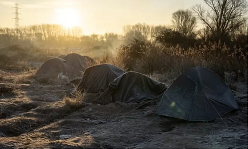 Những chiếc lều phủ đầy sương giá tại trại tị nạn Loon-Plage, gần Dunkirk. Bốn nạn nhân tại trại được cho là hai nhân viên an ninh và hai người cư trú tại đó. (Nguồn: Getty Images) Những chiếc lều phủ đầy sương giá tại trại tị nạn Loon-Plage, gần Dunkirk. Bốn nạn nhân tại trại được cho là hai nhân viên an ninh và hai người cư trú tại đó. (Nguồn: Getty Images)