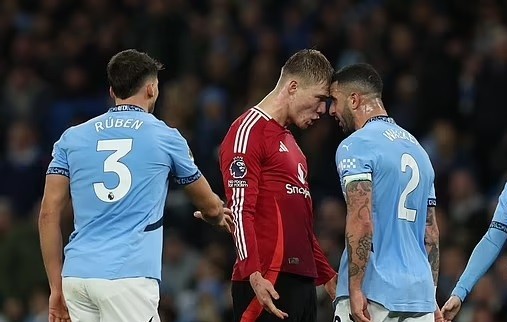 Hậu derby Manchester, Rasmus Hojlund chế giễu Kyle Walker đóng kịch