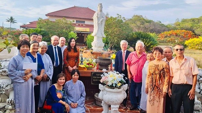 Thứ trưởng Lê Thị Thu Hằng thăm cộng đồng người Việt tại New Caledonia