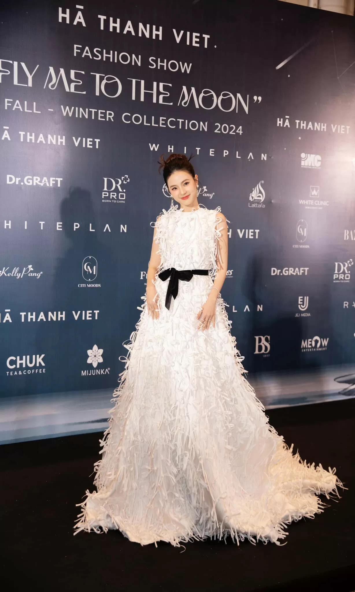 Midu hóa nàng thơ trong bộ ảnh mới Midu hóa nàng thơ trong bộ ảnh mới