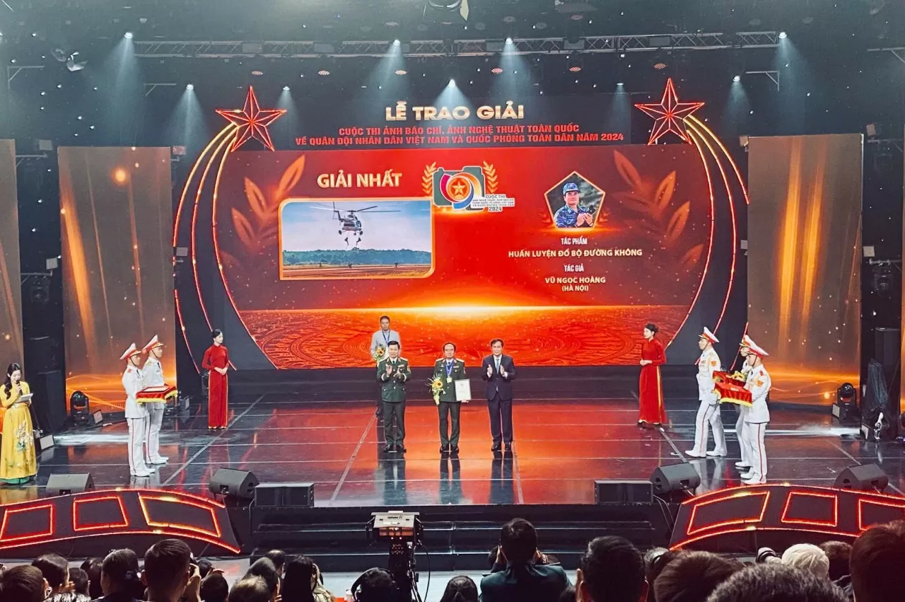 Giải nhất thuộc về tác phẩm Lễ trao giải cuộc thi ảnh báo chí, ảnh nghệ thuật toàn quốc về Quân đội nhân dân Việt Nam