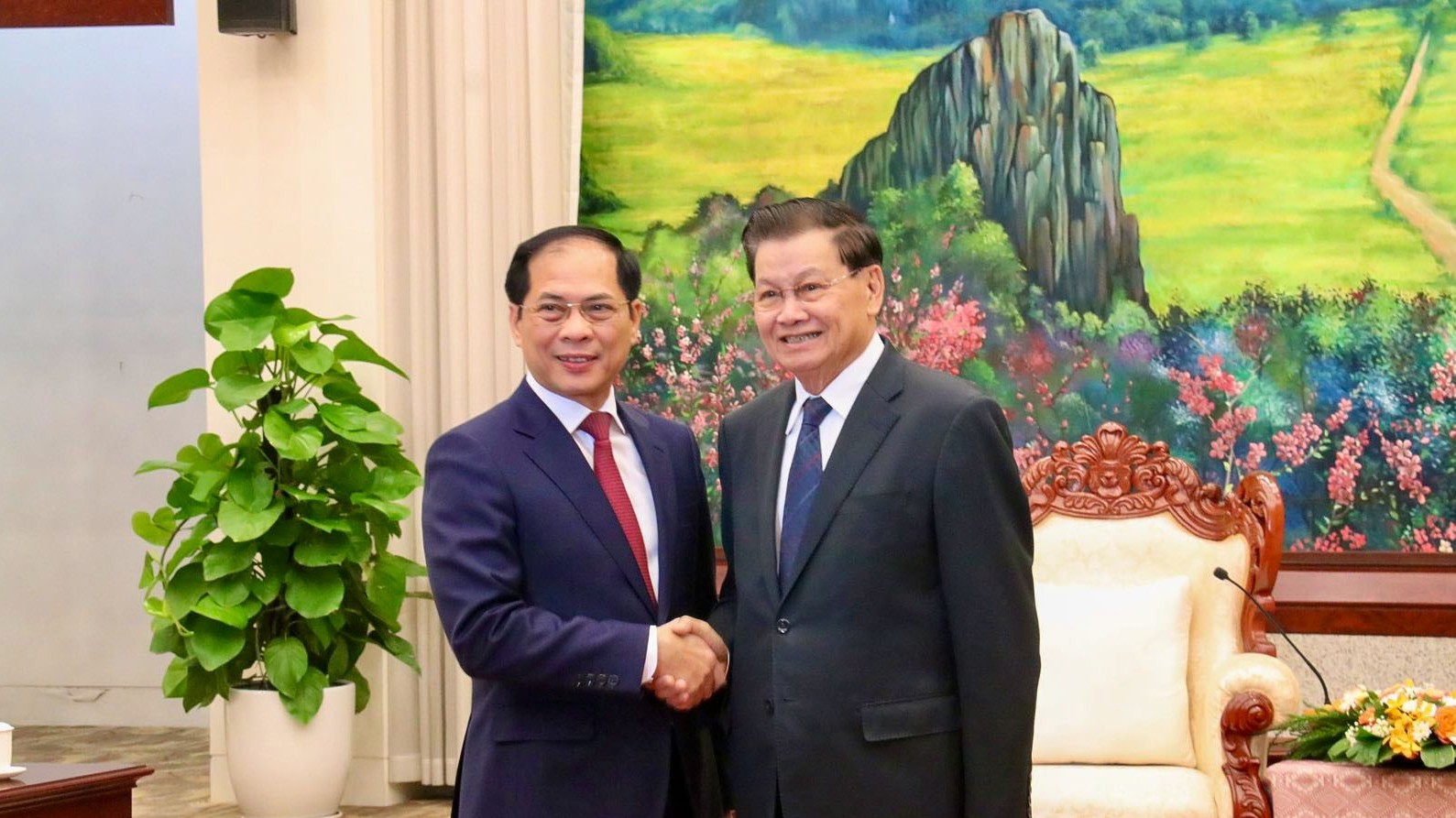 Phó Thủ tướng, Bộ trưởng Ngoại giao Bùi Thanh Sơn hội kiến Tổng Bí thư, Chủ tịch nước và Thủ tướng Lào
