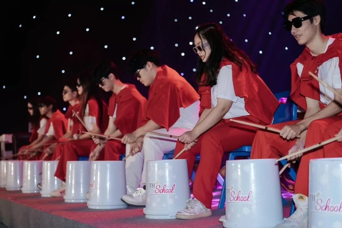 Học sinh khối Trung học khiến khán giả vô cùng thích thú khi sử dụng thùng nhựa tái chế làm trống để biểu diễn trên nền bài hát APT – một ca khúc đang làm mưa làm gió trên bảng xếp hạng âm nhạc thế giới. Học sinh khối Trung học khiến khán giả vô cùng thích thú khi sử dụng thùng nhựa tái chế làm trống để biểu diễn trên nền bài hát APT – một ca khúc đang làm mưa làm gió trên bảng xếp hạng âm nhạc thế giới.
