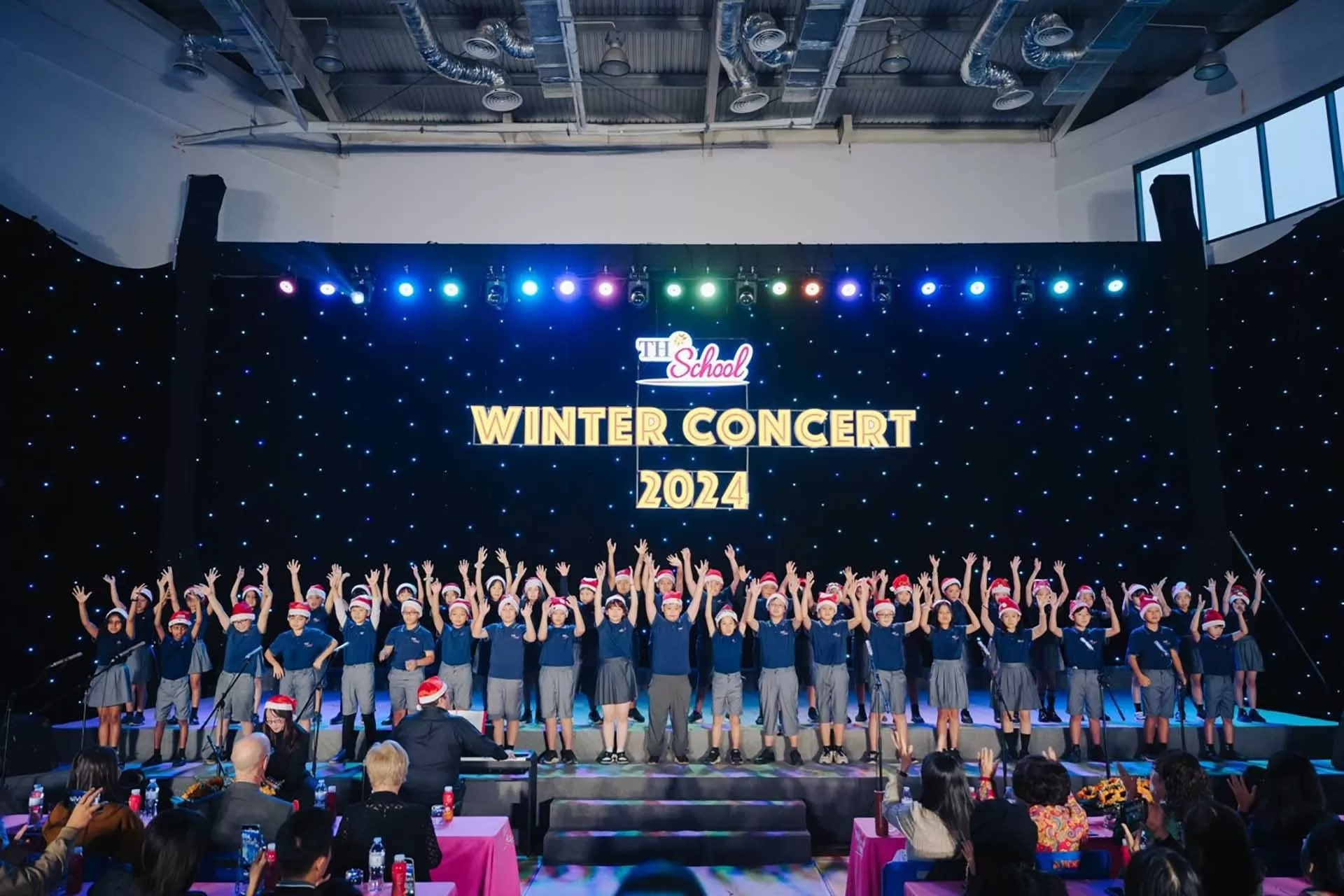 Dàn hợp xướng khối Tiểu học “chiêu đãi” khán giả với liên khúc Giáng sinh Dàn hợp xướng khối Tiểu học “chiêu đãi” khán giả với liên khúc Giáng sinh