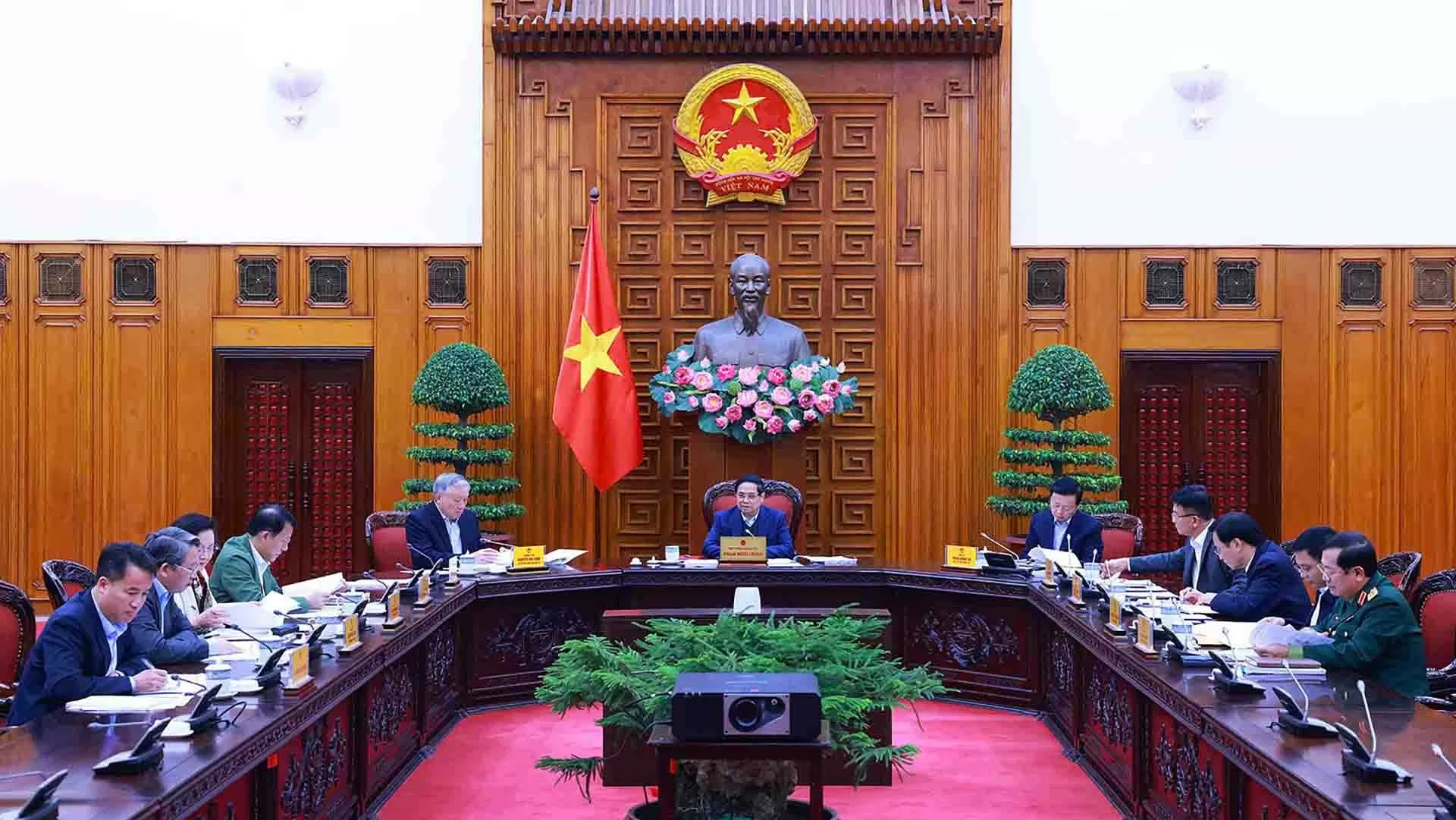 Thủ tướng chủ trì phiên họp về chế độ, chính sách với cán bộ, công chức, người lao động khi sắp xếp, tinh gọn bộ máy Thủ tướng chủ trì phiên họp về chế độ, chính sách với cán bộ, công chức, người lao động khi sắp xếp, tinh gọn bộ máy