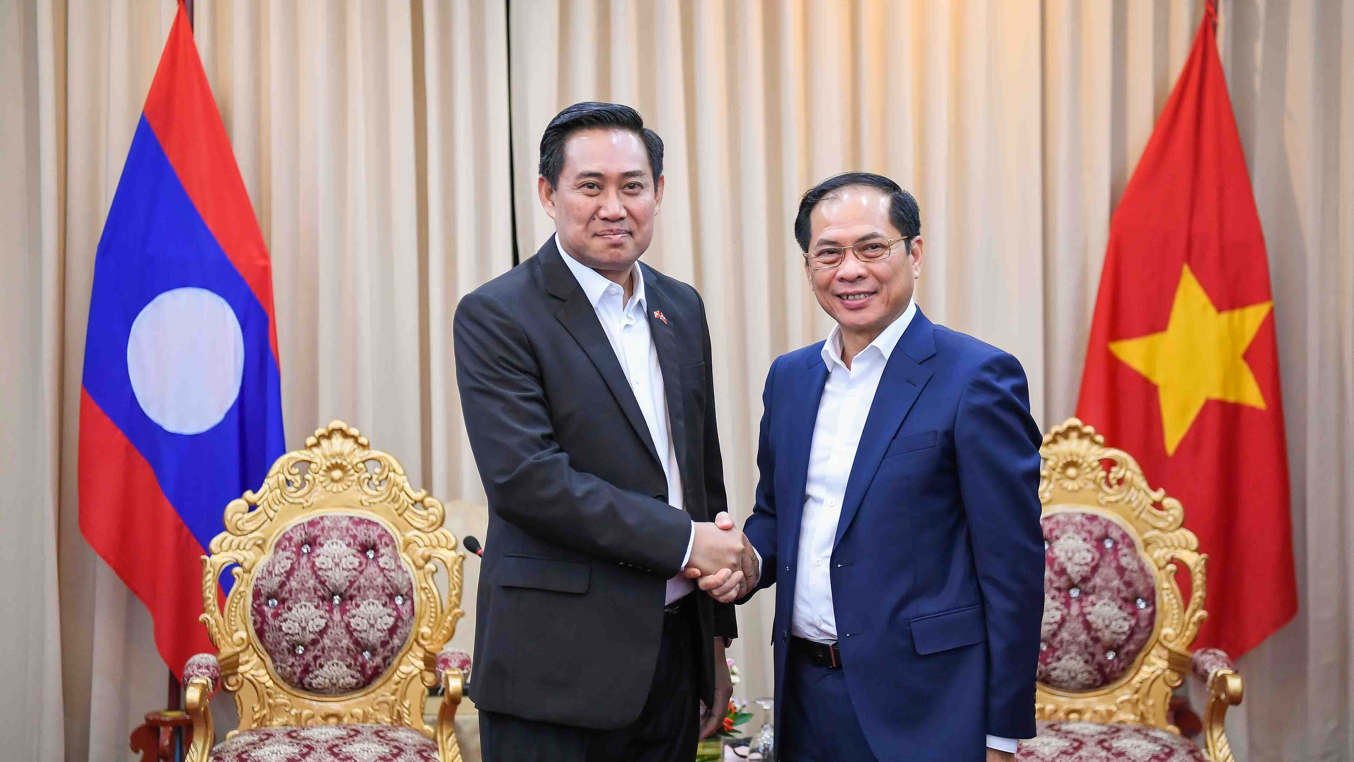 Phó Thủ tướng, Bộ trưởng Ngoại giao Bùi Thanh Sơn đề nghị tỉnh Champasak (Lào) tạo điều kiện cho người Việt Nam tại địa phương làm ăn, kinh doanh