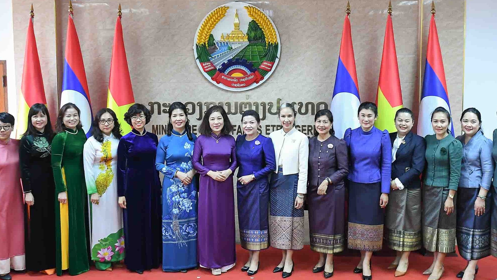 Giao lưu Ban Nữ công Bộ Ngoại giao Việt Nam - Lào:  Thắt chặt tình thân và quan hệ đặc biệt giữa hai nước