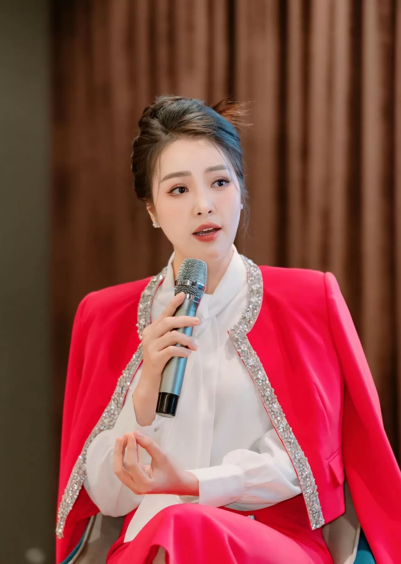 Sao Việt: Sơn Tùng M-TP đi dạo hồ Tây bằng xích lô; Quỳnh Kool ngày càng thăng hạng về nhan sắc