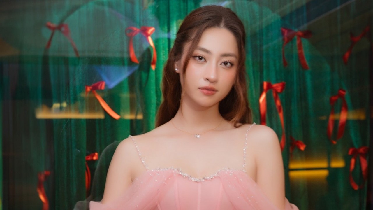 Hoa hậu Lương Thùy Linh lên đồ cuốn hút, gợi cảm