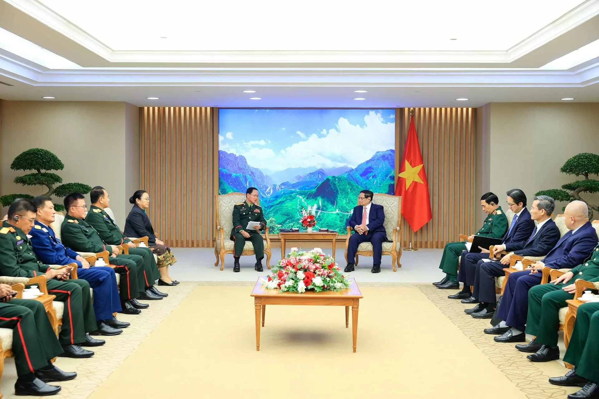 Thủ tướng Phạm Minh Chính tiếp Thượng tướng Khamliang Outhakaysone, Bộ trưởng Quốc phòng Lào Thủ tướng Phạm Minh Chính tiếp Thượng tướng Khamliang Outhakaysone, Bộ trưởng Quốc phòng Lào