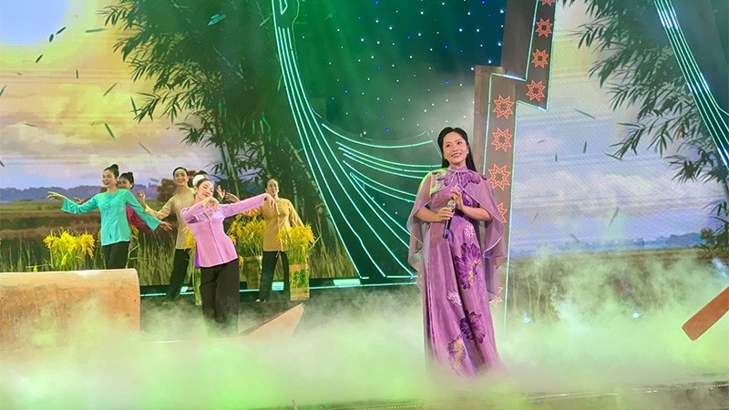 Ca sĩ Bạch Trà mang ‘Giọng hò thương nhớ’ trình diễn trên sân khấu quê nhà