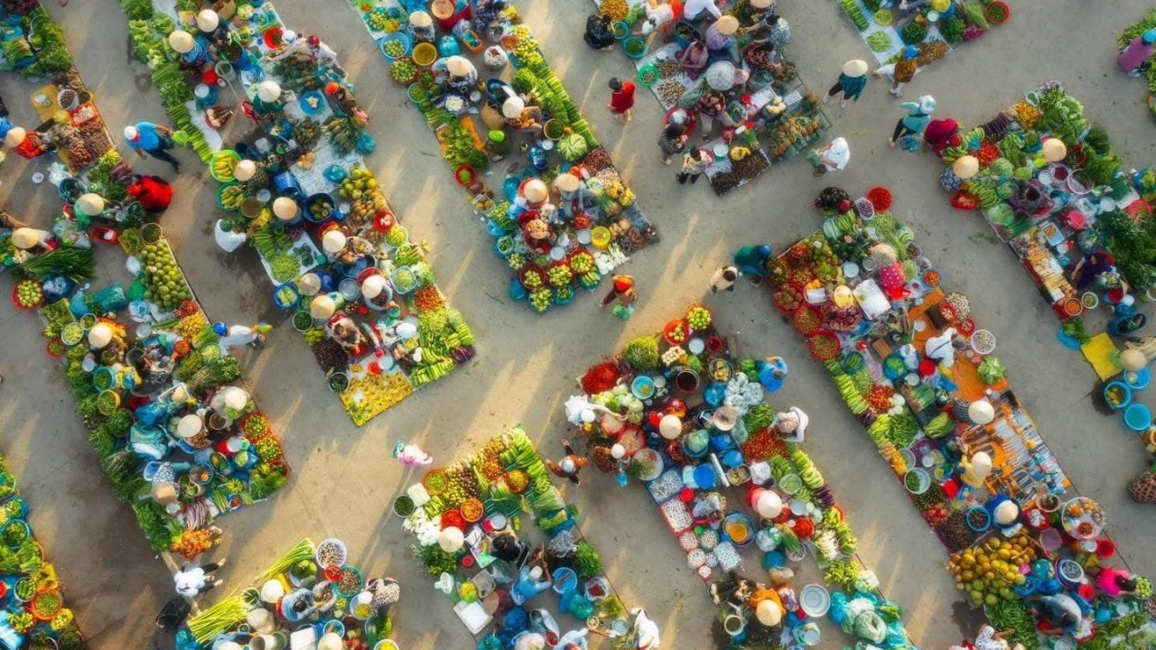 Khám phá chợ miền Tây 'chồm hổm' độc, lạ ở Hậu Giang