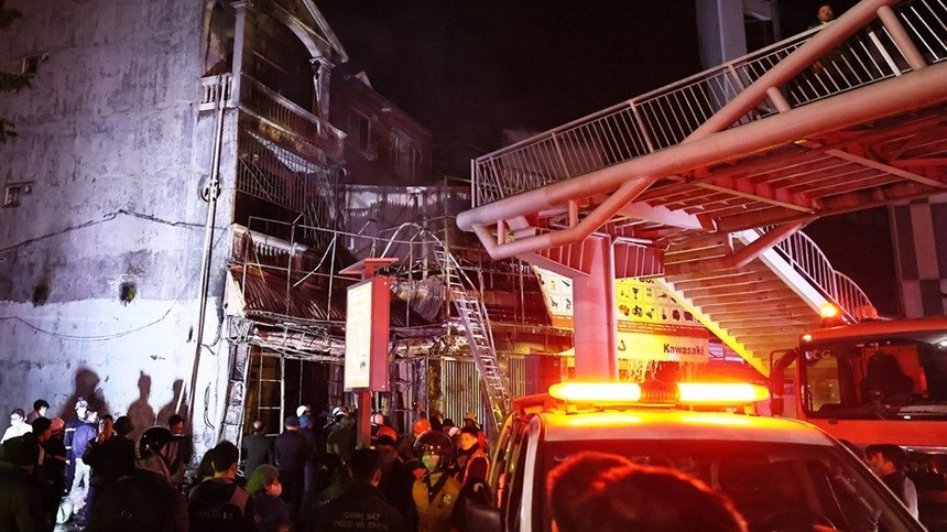 Hình ảnh vụ cháy nghiêm trọng tại phố Phạm Văn Đồng, TP. Hà Nội