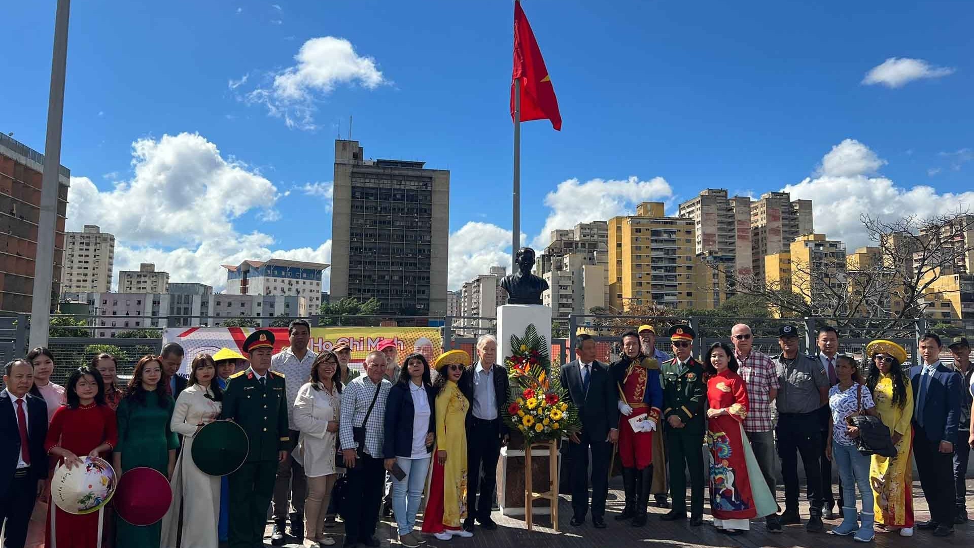 Dâng hoa tưởng nhớ Chủ tịch Hồ Chí Minh tại Venezuela