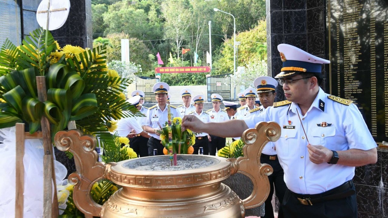 Bộ Tư lệnh Vùng 5 Hải quân tổ chức nhiều hoạt động ý nghĩa nhân Ngày thành lập Quân đội nhân dân Việt Nam