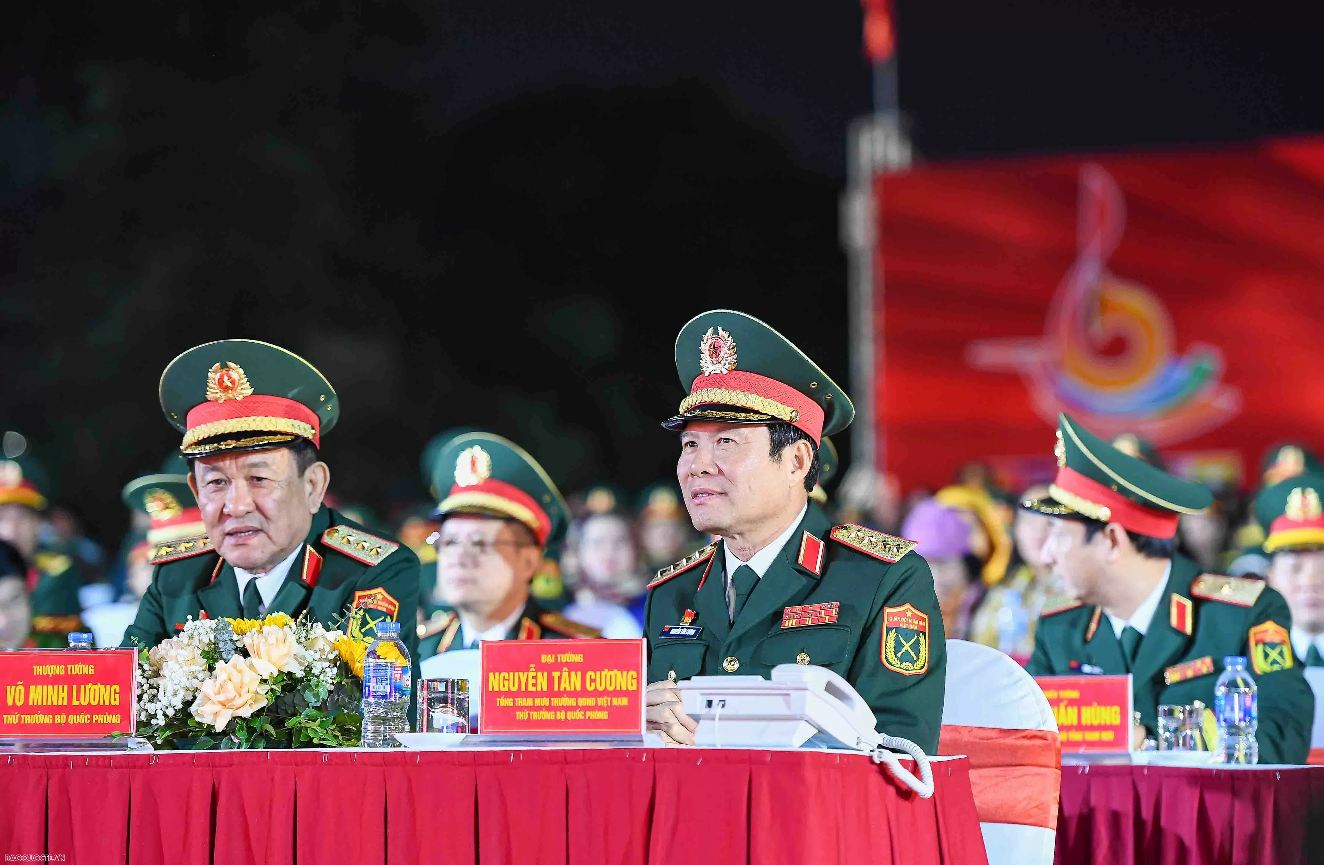 Gần 200 quân nhân các nước ASEAN diễu hành qua đường phố Hà Nội Gần 200 quân nhân các nước ASEAN diễu hành qua đường phố Hà Nội