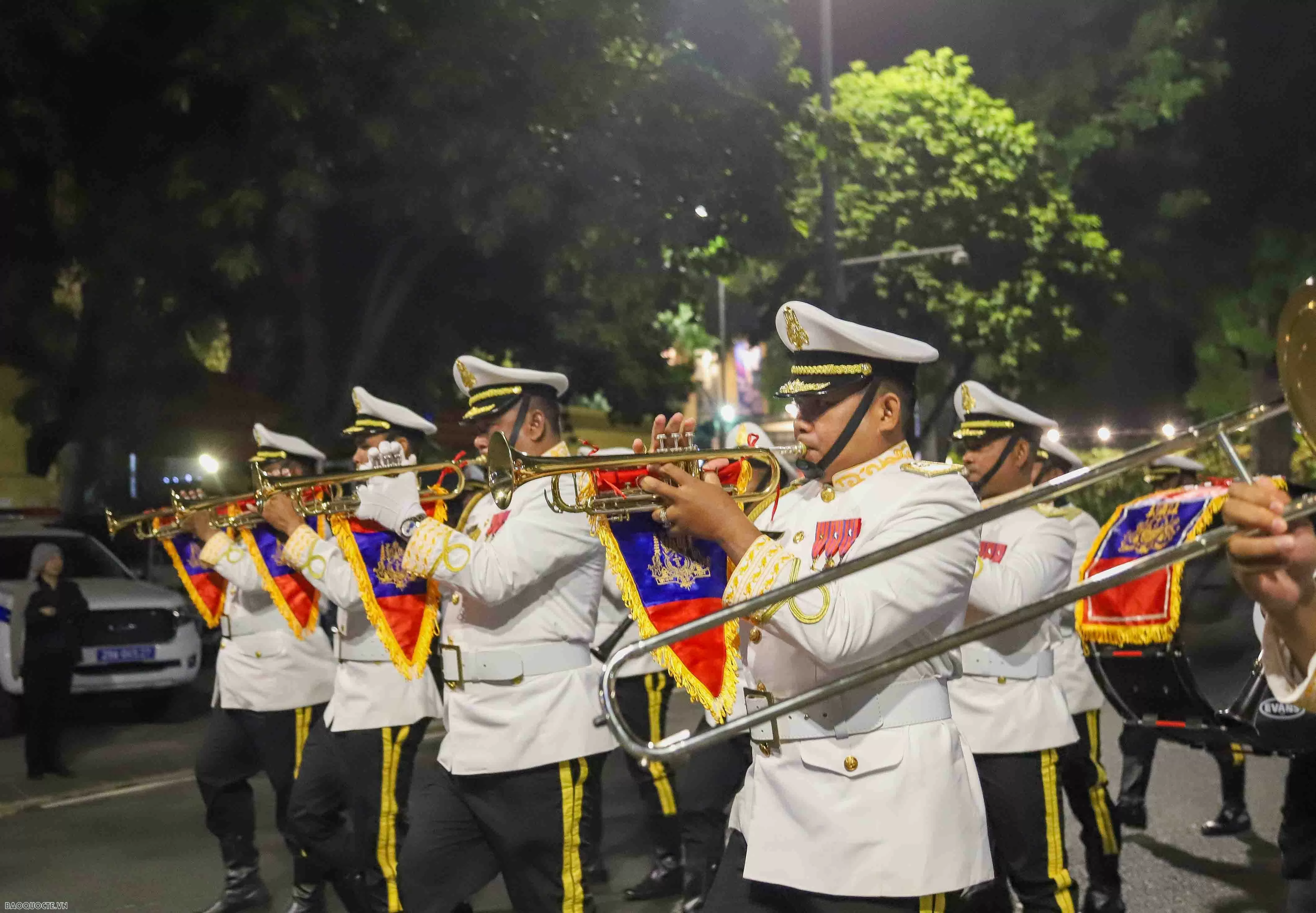 Gần 200 quân nhân các nước ASEAN diễu hành qua đường phố Hà Nội Gần 200 quân nhân các nước ASEAN diễu hành qua đường phố Hà Nội