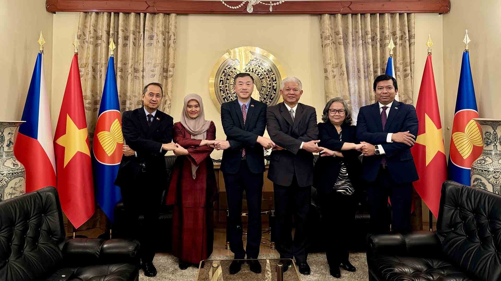 Việt Nam đi đầu thúc đẩy các mặt hoạt động của Ủy ban ASEAN tại Prague