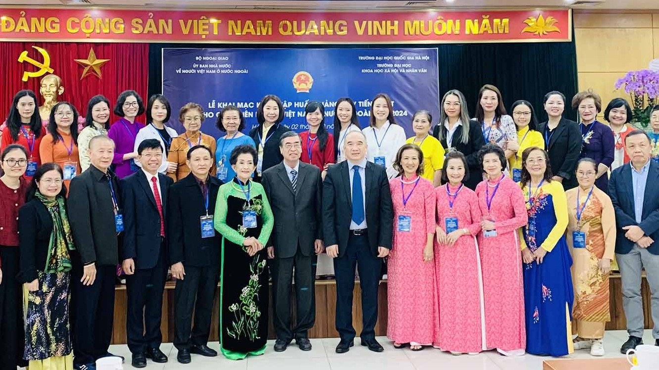 Mái nhà luôn ấm tình quê hương