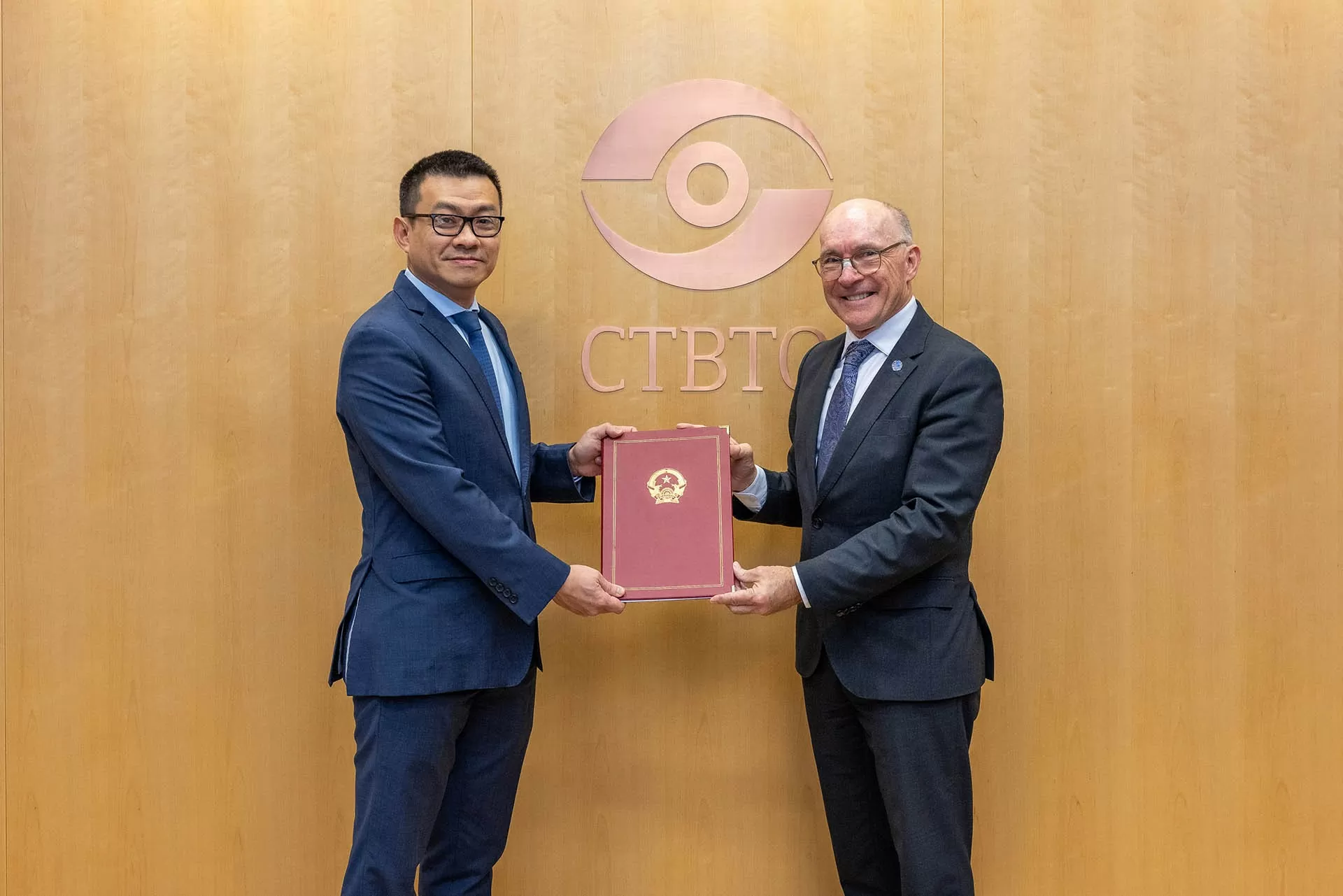 Đại sứ Vũ Lê Thái Hoàng trình Thư ủy nhiệm lên Thư ký điều hành CTBTO Đại sứ Vũ Lê Thái Hoàng trình Thư ủy nhiệm lên Thư ký điều hành CTBTO