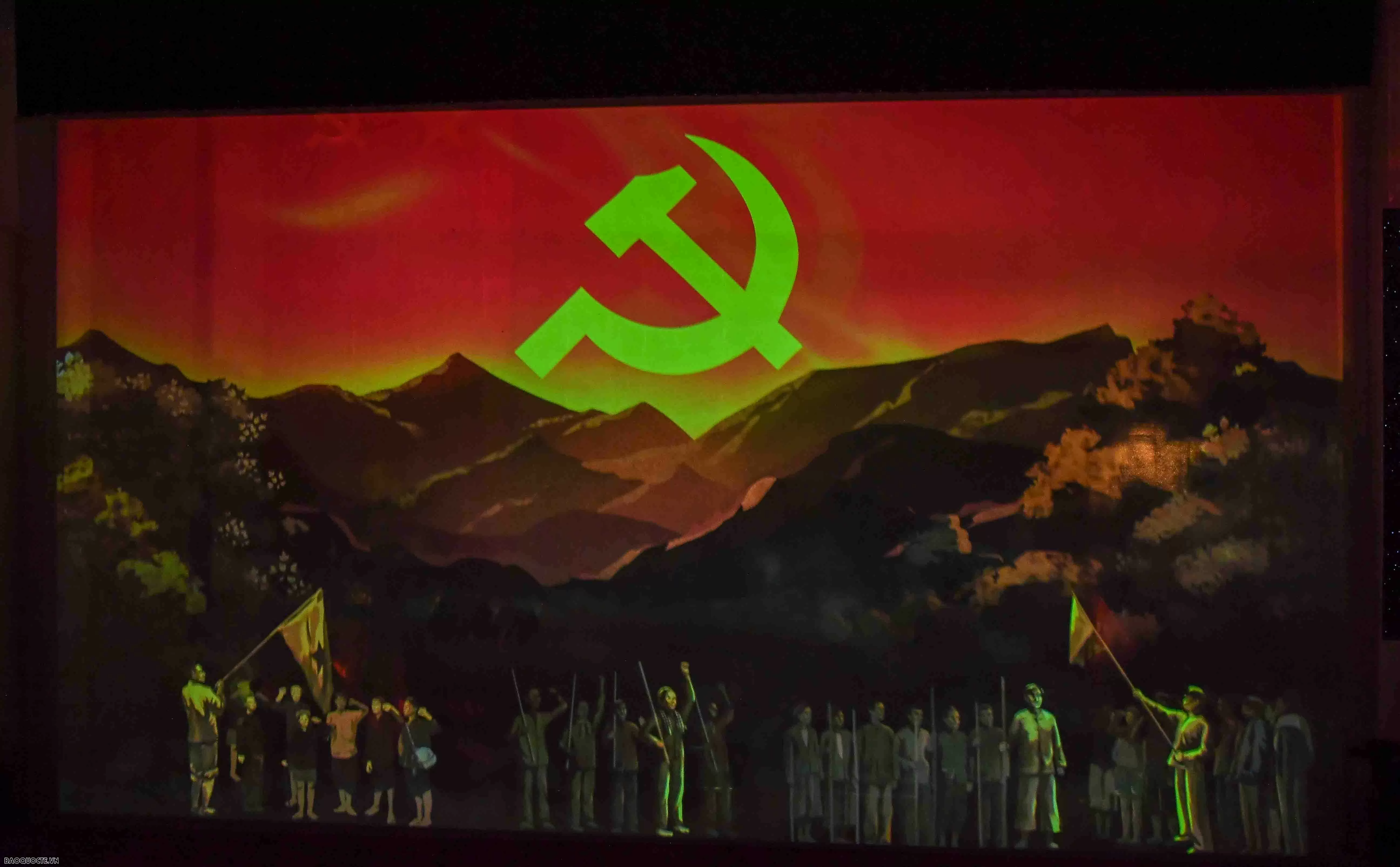 Mở đầu Lễ kỷ niệm là Chương trình nghệ thuật: Luôn răn mình sống xứng đáng với danh dự cao quý ‘Bộ đội cụ Hồ’