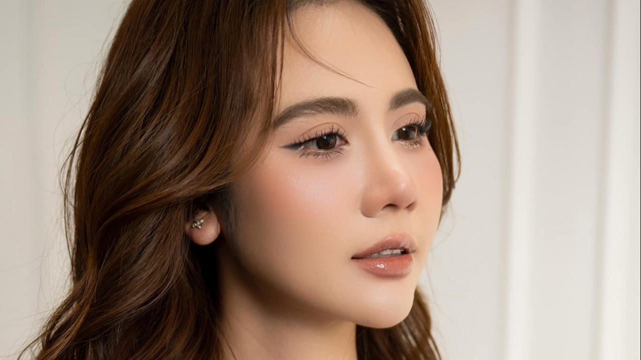 Phan Minh Huyền đẹp như nàng thơ, Trần Tiểu Vy khoe vai thon, lưng trần