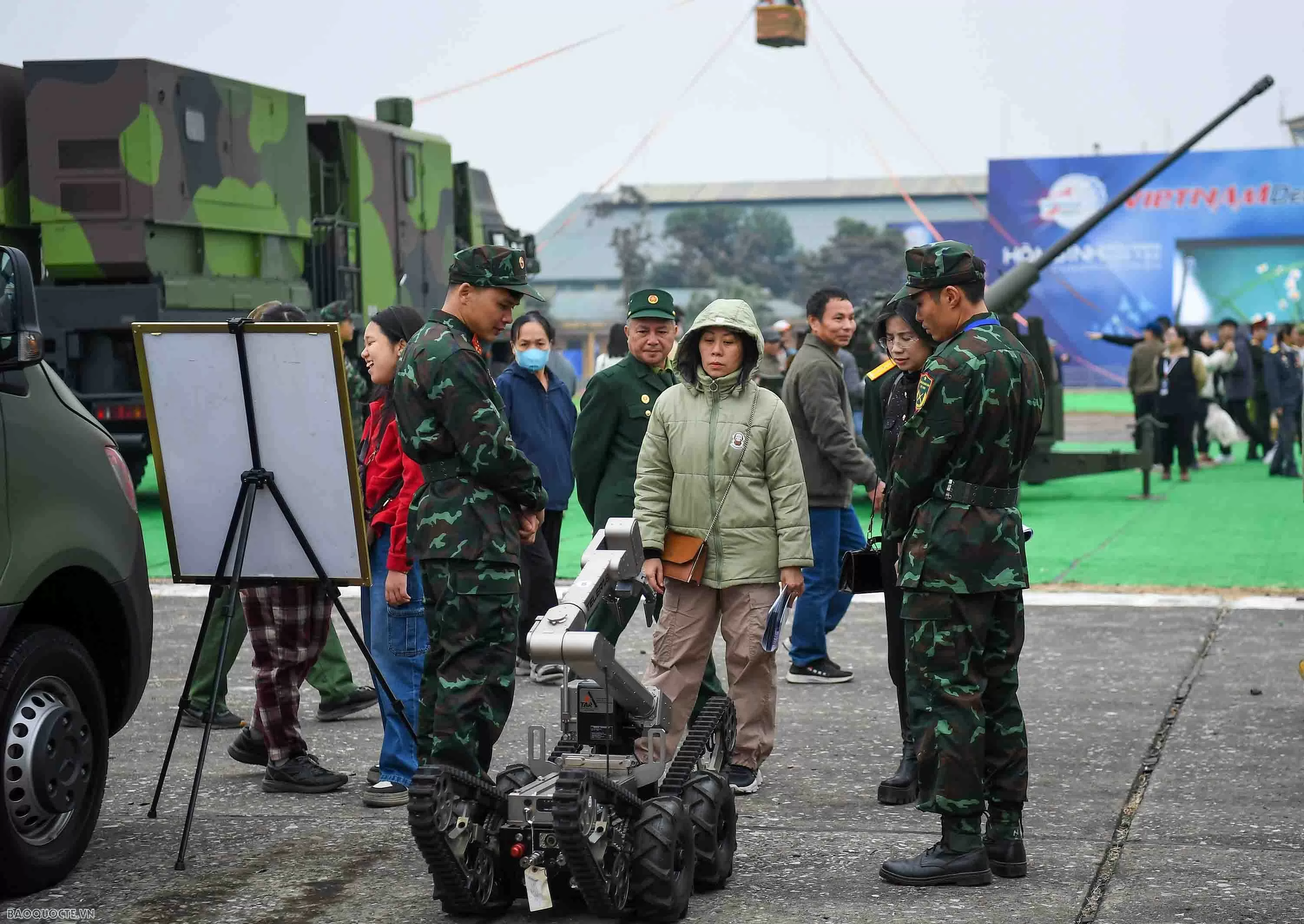 Hàng nghìn người dân xếp hàng vào xem Triển lãm Quốc phòng quốc tế Việt Nam Hàng nghìn người dân xếp hàng vào xem Triển lãm Quốc phòng quốc tế Việt Nam