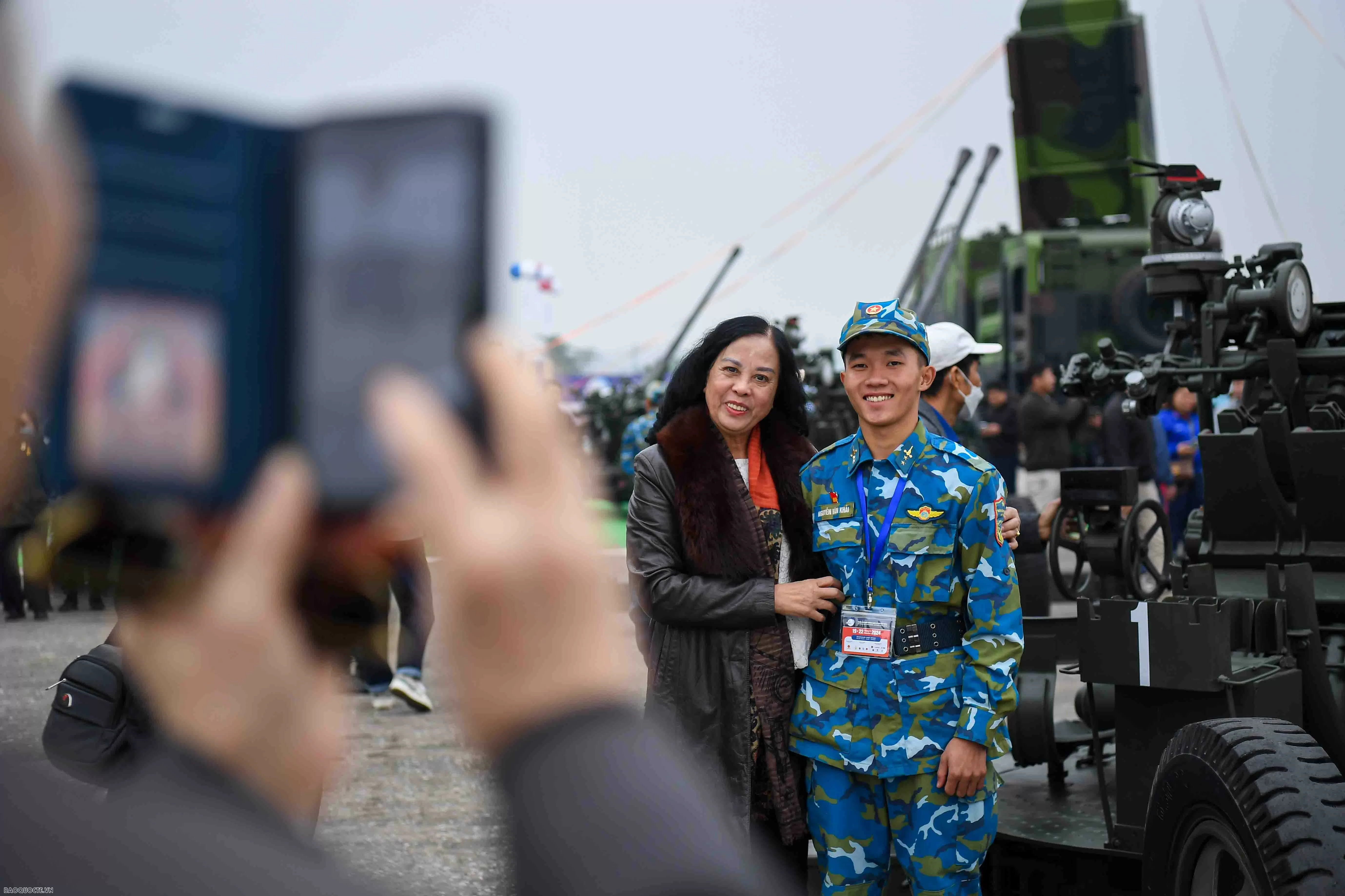 Hàng nghìn người dân xếp hàng vào xem Triển lãm Quốc phòng quốc tế Việt Nam Hàng nghìn người dân xếp hàng vào xem Triển lãm Quốc phòng quốc tế Việt Nam