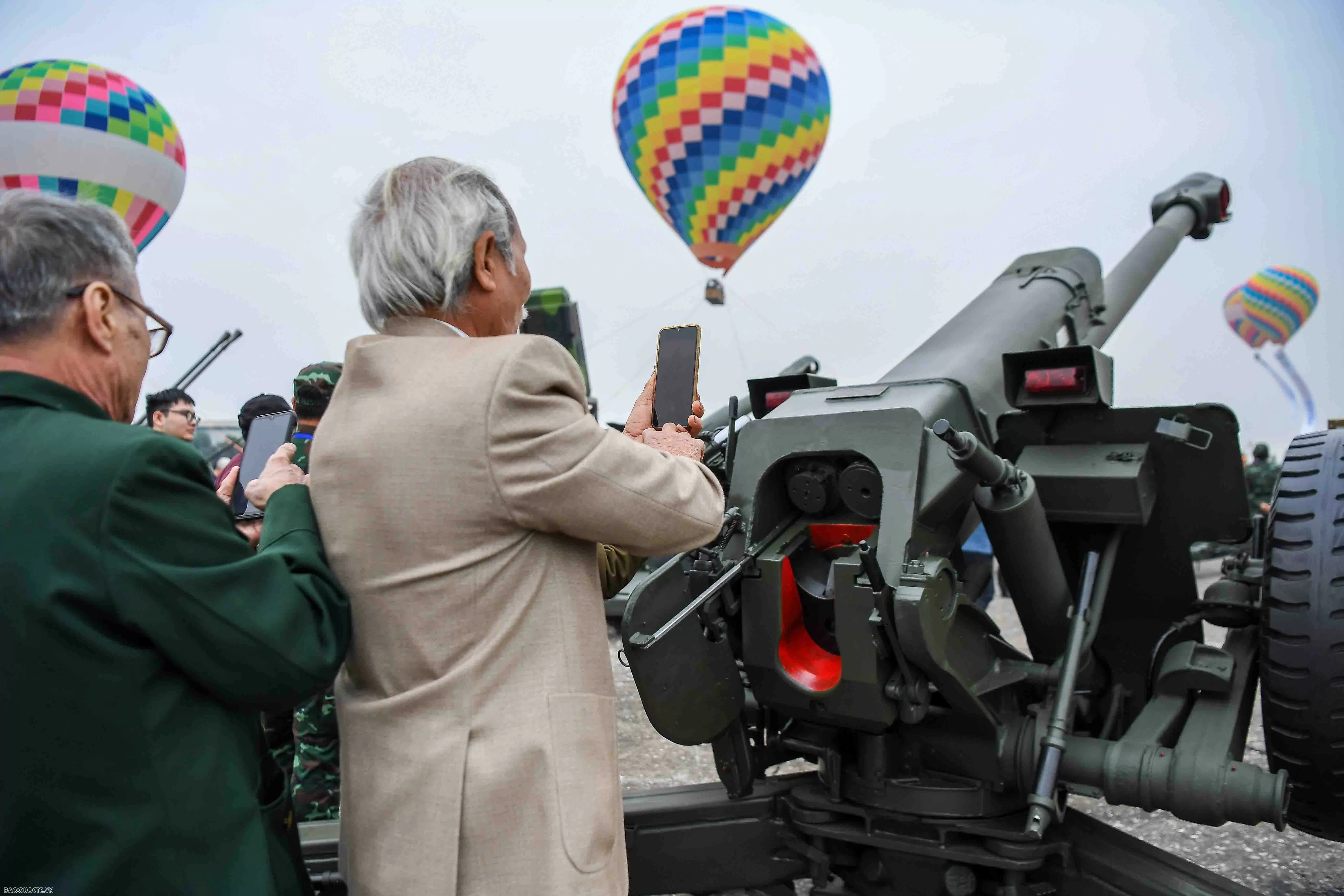 Hàng nghìn người dân xếp hàng vào xem Triển lãm Quốc phòng quốc tế Việt Nam Hàng nghìn người dân xếp hàng vào xem Triển lãm Quốc phòng quốc tế Việt Nam