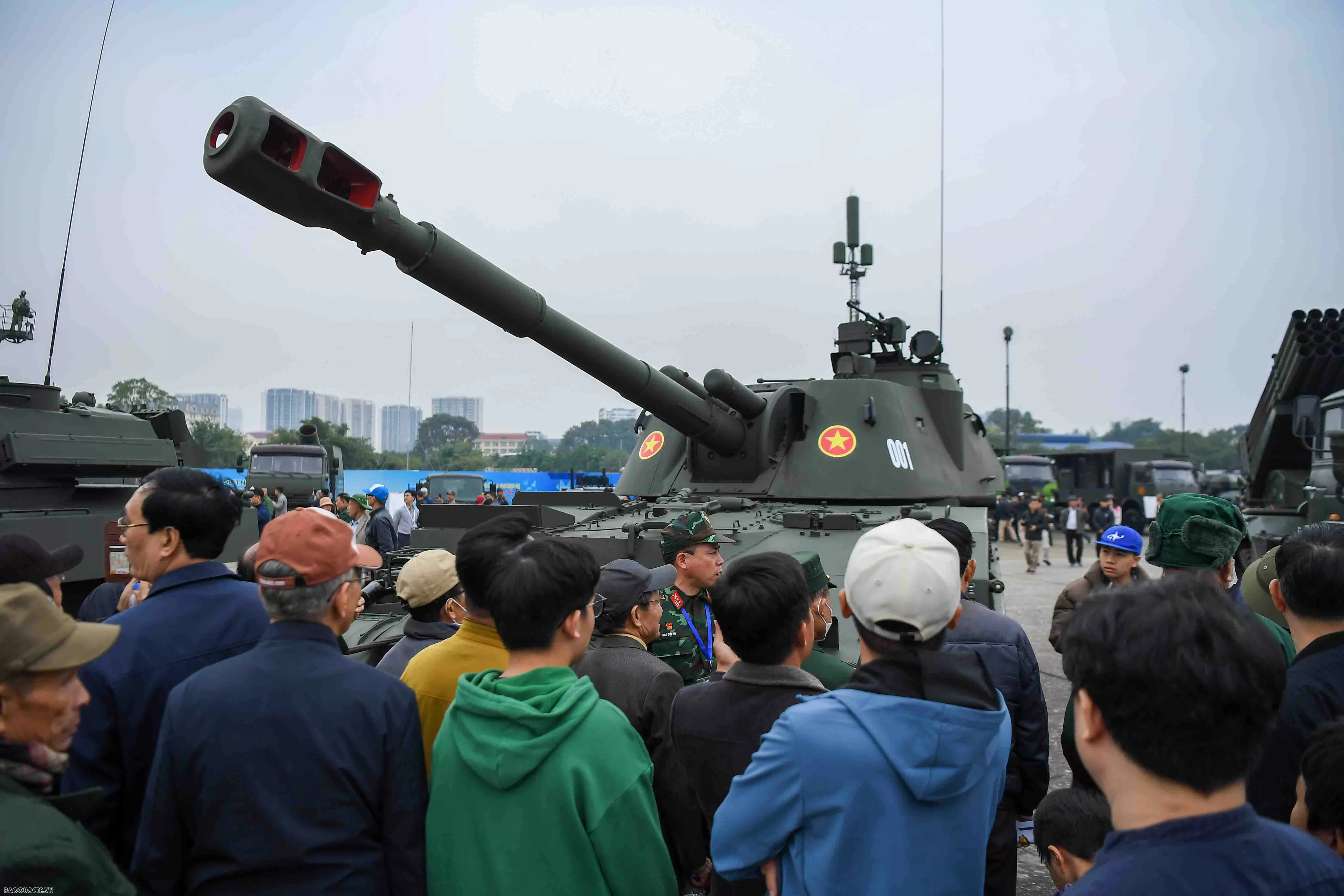 Hàng nghìn người dân xếp hàng vào xem Triển lãm Quốc phòng quốc tế Việt Nam Hàng nghìn người dân xếp hàng vào xem Triển lãm Quốc phòng quốc tế Việt Nam
