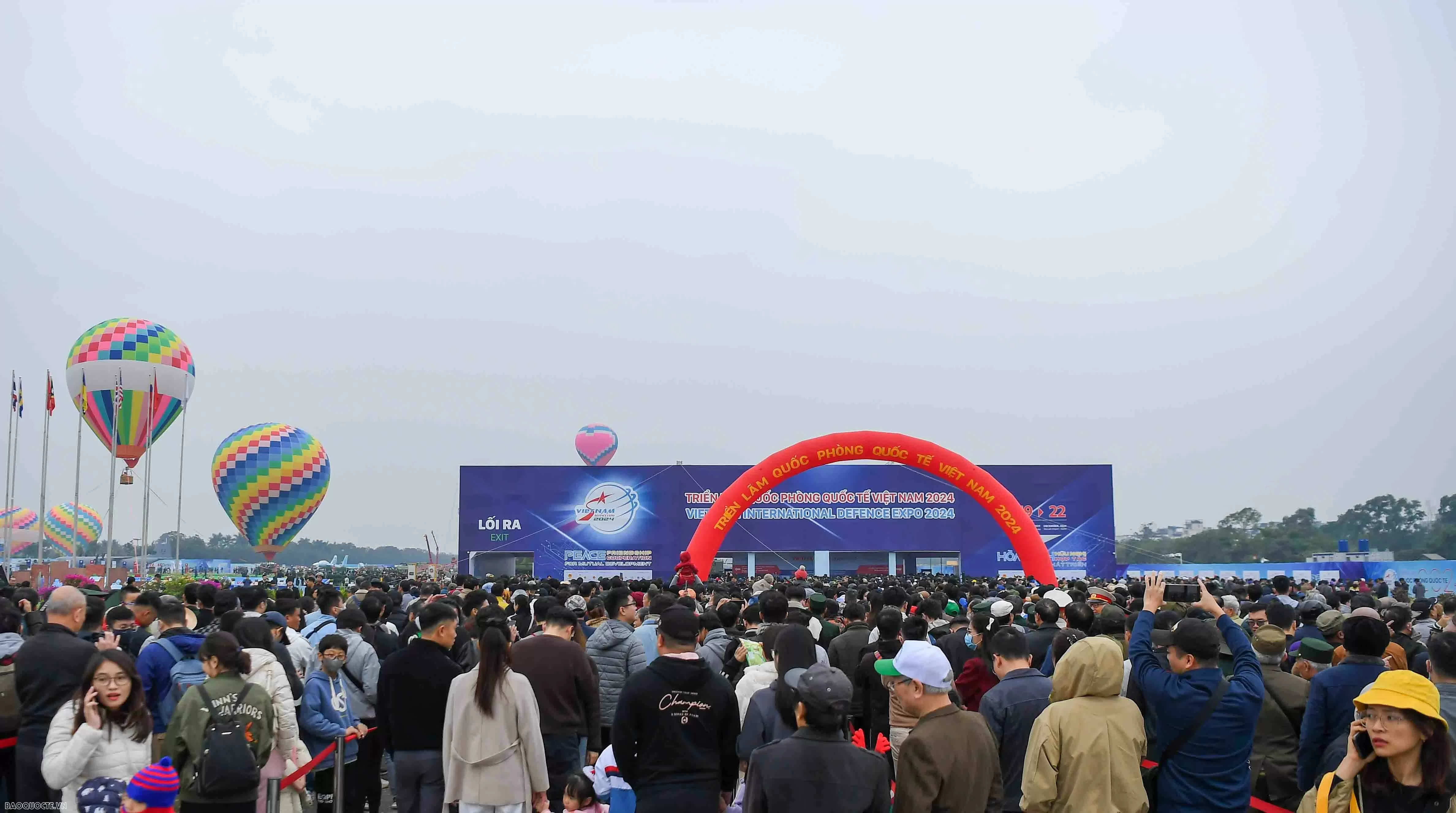 Hàng nghìn người dân xếp hàng vào xem Triển lãm Quốc phòng quốc tế Việt Nam Hàng nghìn người dân xếp hàng vào xem Triển lãm Quốc phòng quốc tế Việt Nam