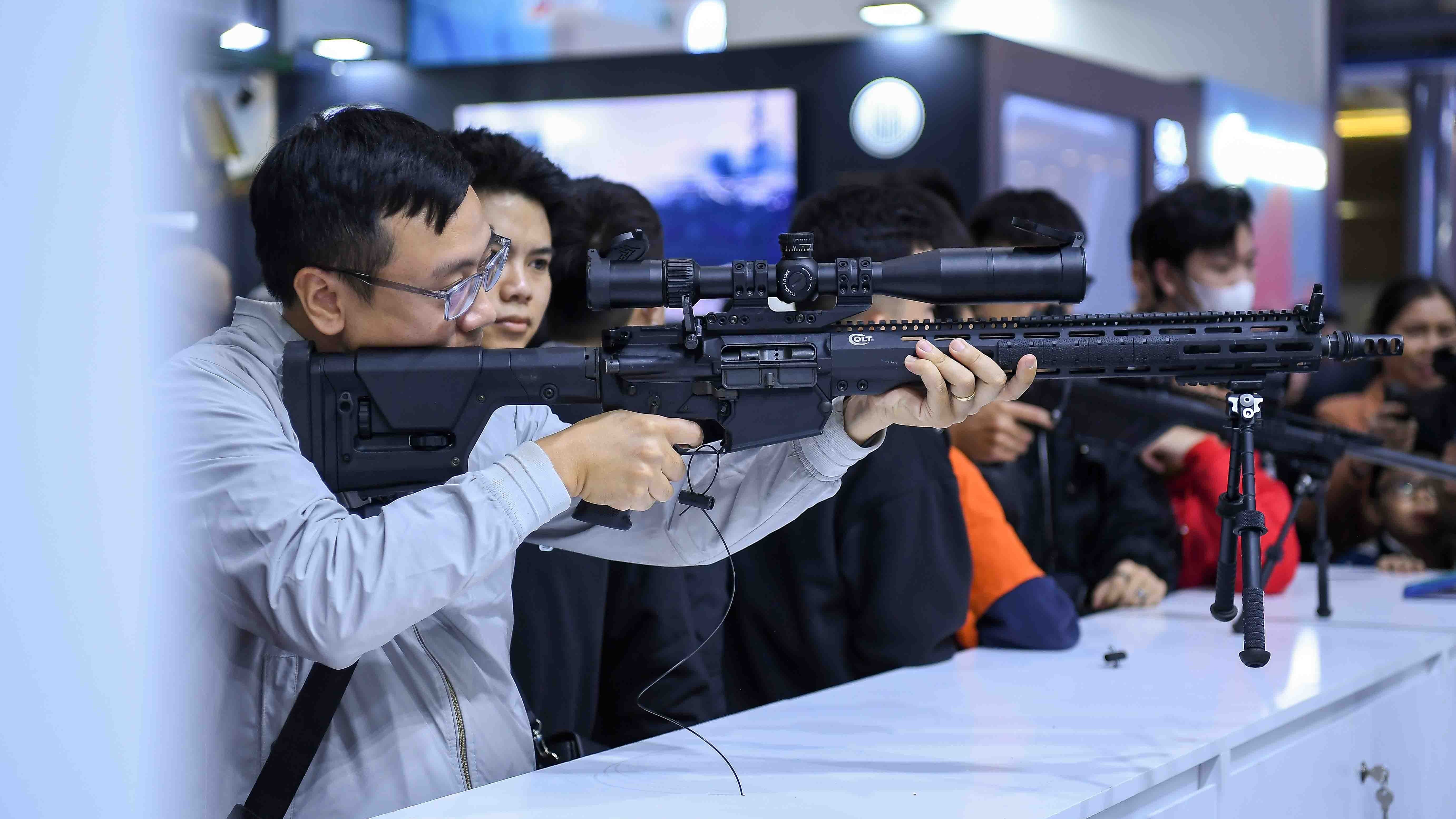 Người dân trải nghiệm làm thiện xạ, lái xe tăng tại Triển lãm Quốc phòng quốc tế Việt Nam