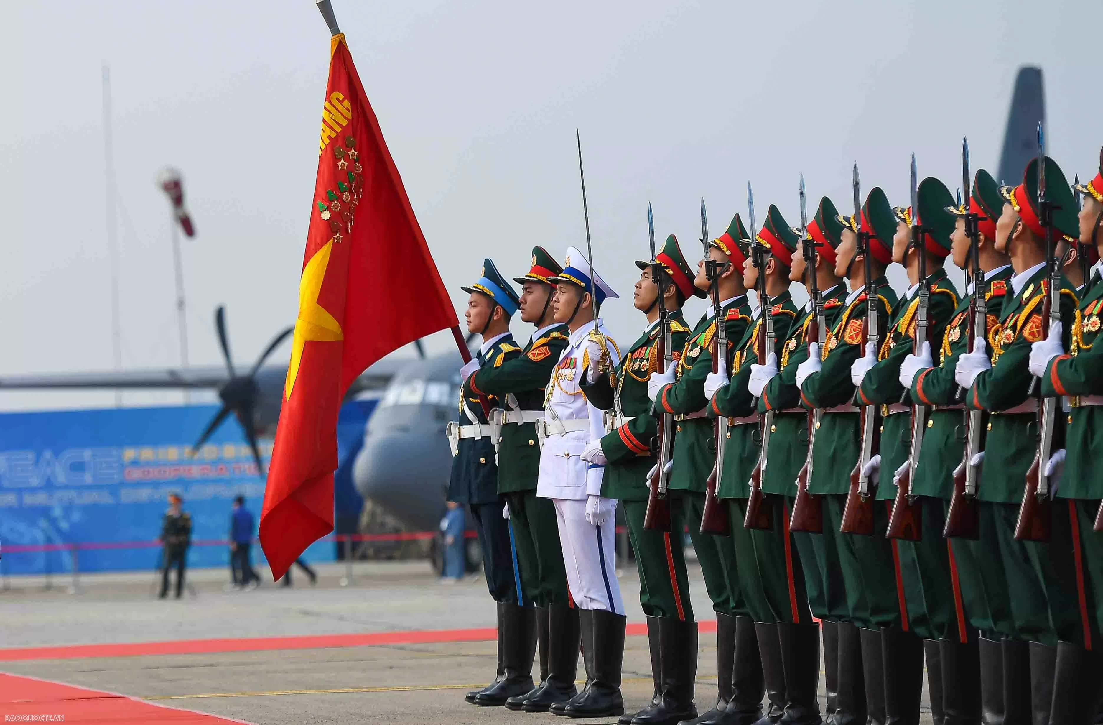 Dòng chữ trên Quân kỳ của Quân đội Nhân dân Việt Nam Dòng chữ trên Quân kỳ của Quân đội Nhân dân Việt Nam